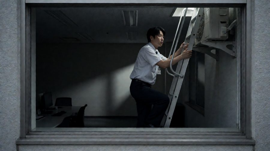 监控死角：利用空调外机梯子进行的物理入侵路径。