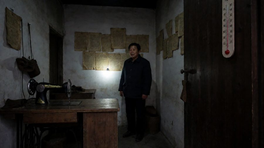 铺子虽窄，进深却长，墙上那七张纸是林阿公留下的最后叮嘱