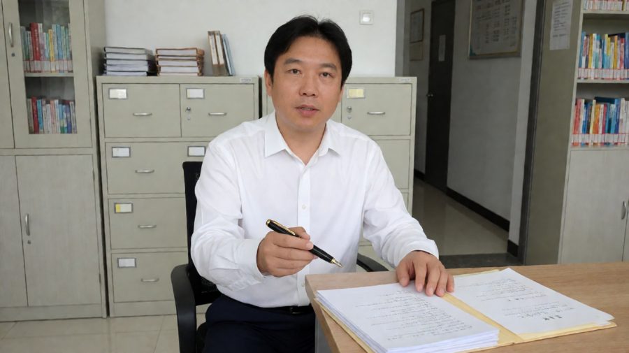周明远指导小许补全考核材料的工作场景