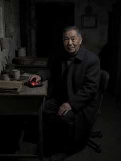 老钢厂传达室，赵师傅的传呼机夜里多响一声